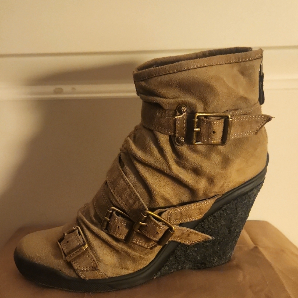 Simply Vera Vera Wang Tan Wedge Slouchy Strappy Suede Ankle Boots Sz 7 BRAND NEW
